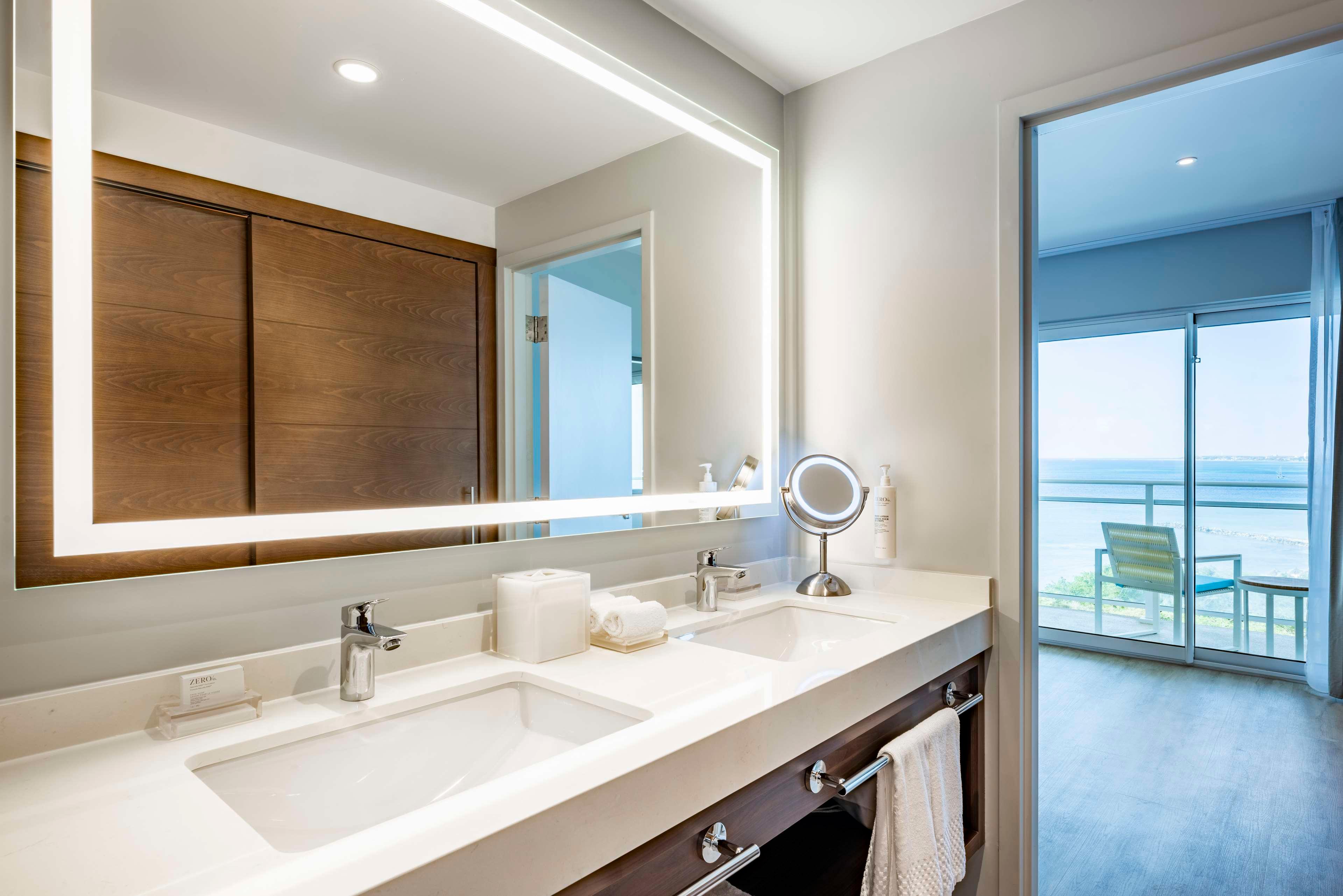 Suite, King Bed, Ocean Front، Embassy Suites by Hilton Aruba Resort 6/8