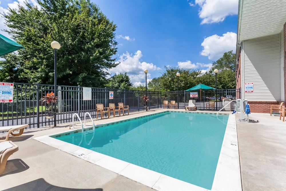 Days Inn & Suites by Wyndham Cambridge 3/30