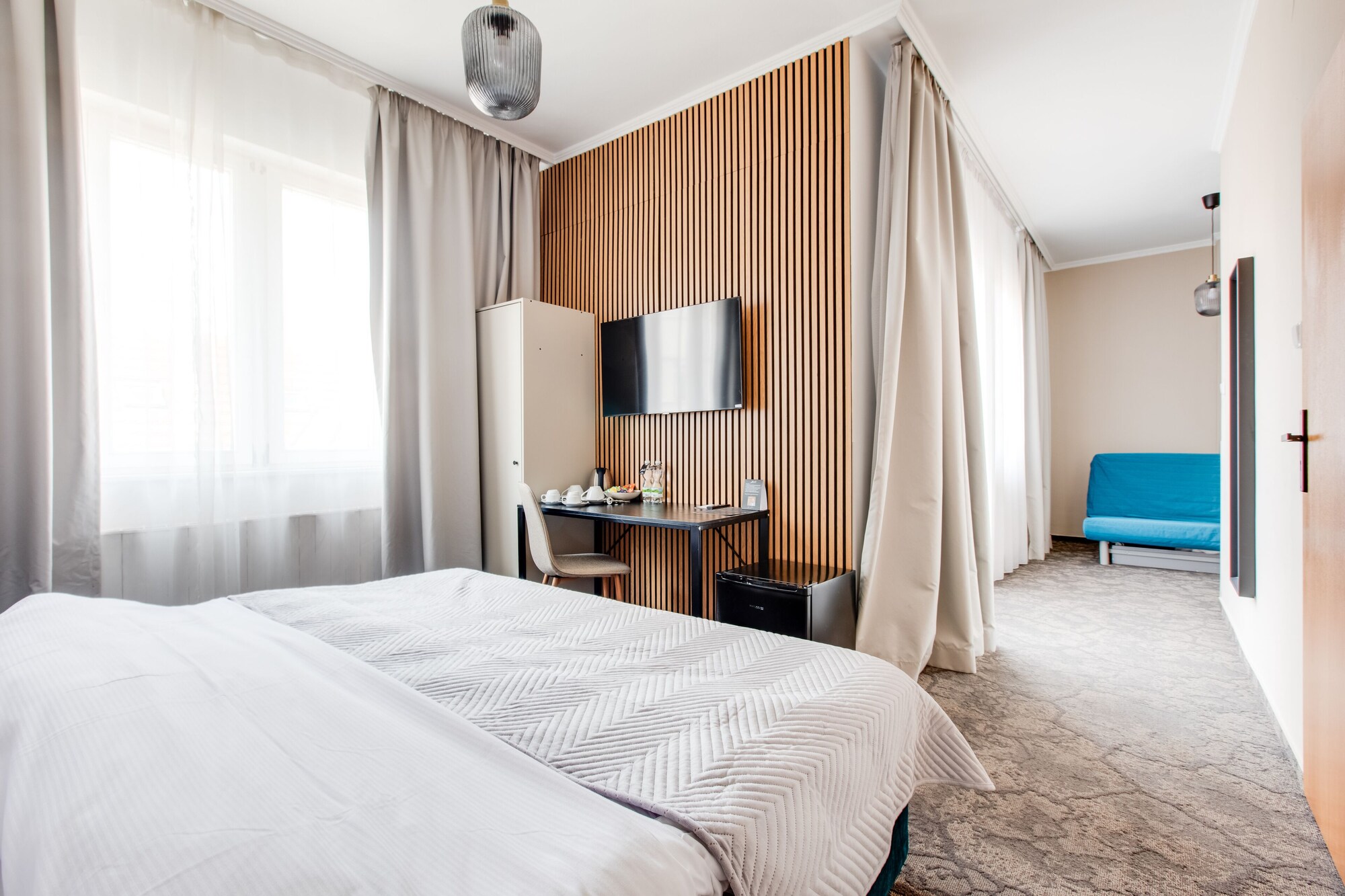 ROOM, QUADRUPLE, QUEEN BED, TERRACE