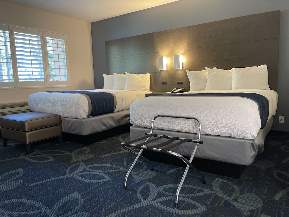 غرفة بسريرين مزدوجين بشرفة