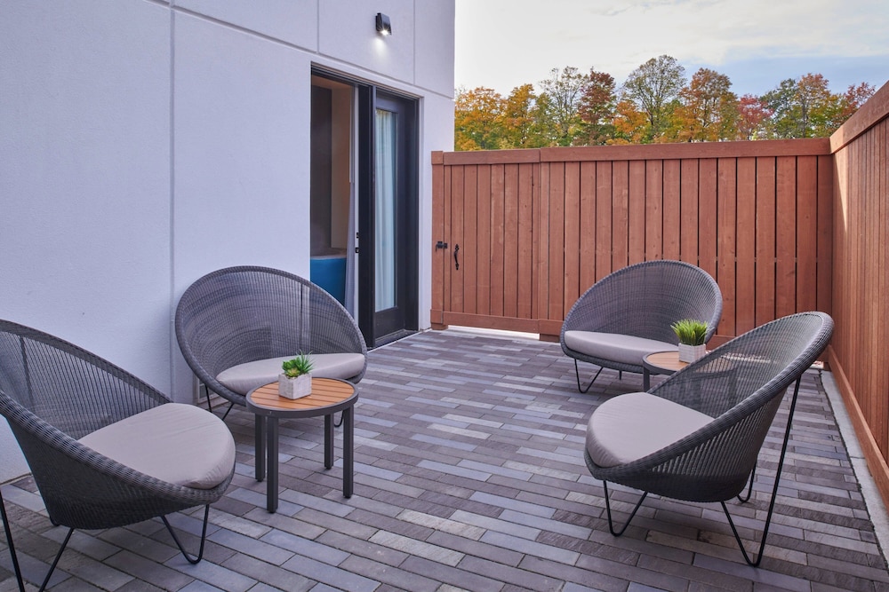 Courtyard Petoskey At Victories Square 40/65