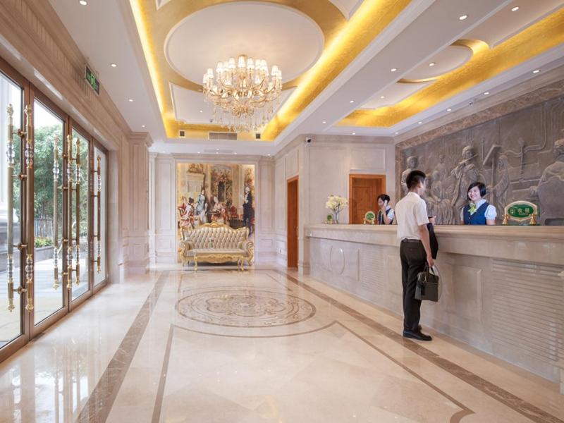 Vienna Hotel (Shenzhen Longsheng Metro Station) 17/41