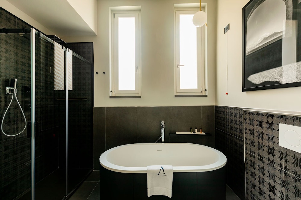 Amadomus Luxury Suites 40/46
