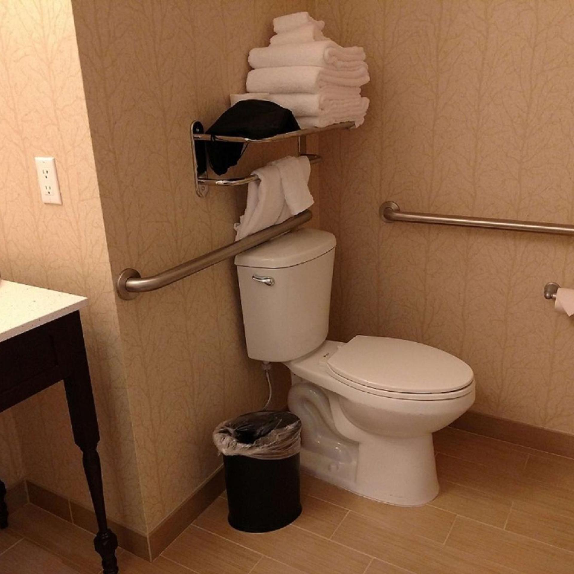 غرفة بسرير كينج بحوض استحمام لذوي الإعاقة، Best Western Plus Dayton Hotel & Suites 7/9