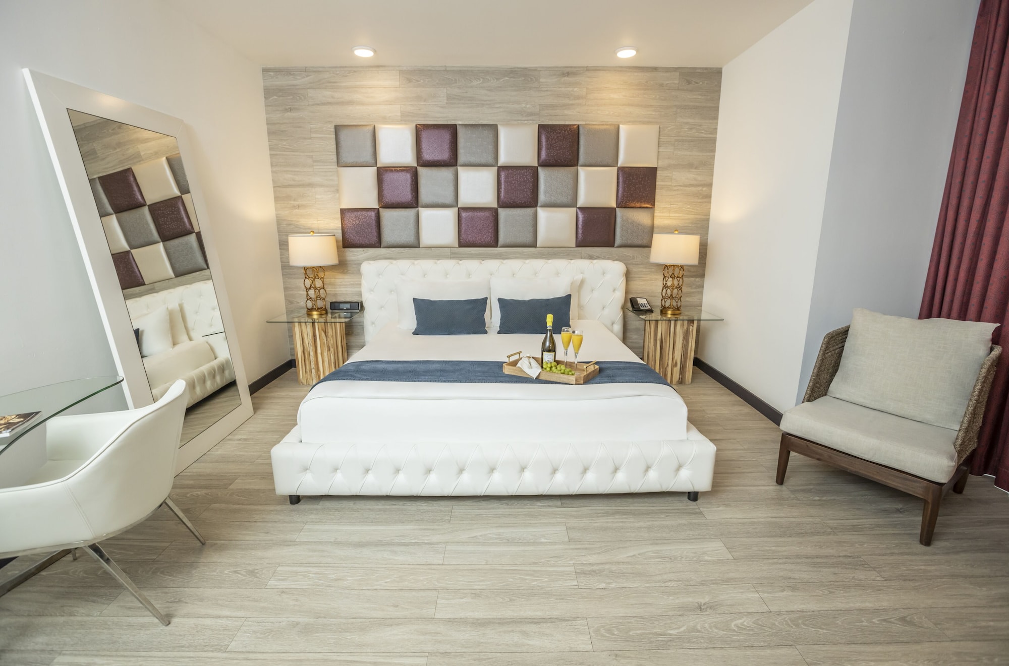 JUNIOR SUITE, KING BED