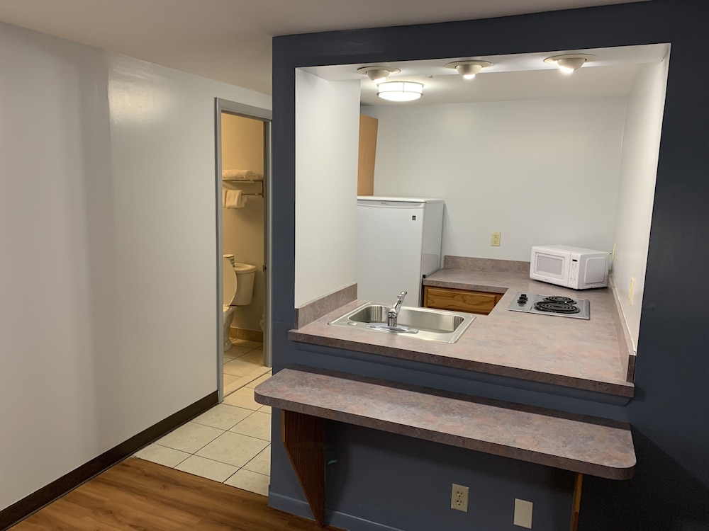 Econo Lodge Inn Suites 13/35