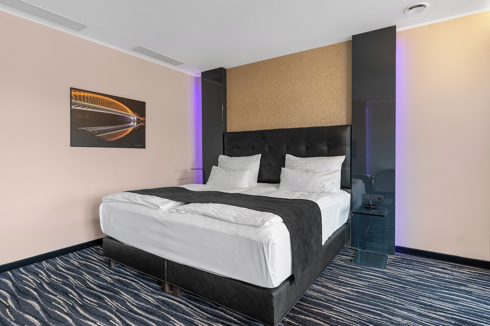 STANDARD, DOUBLE BED, COURTYARD VIEW