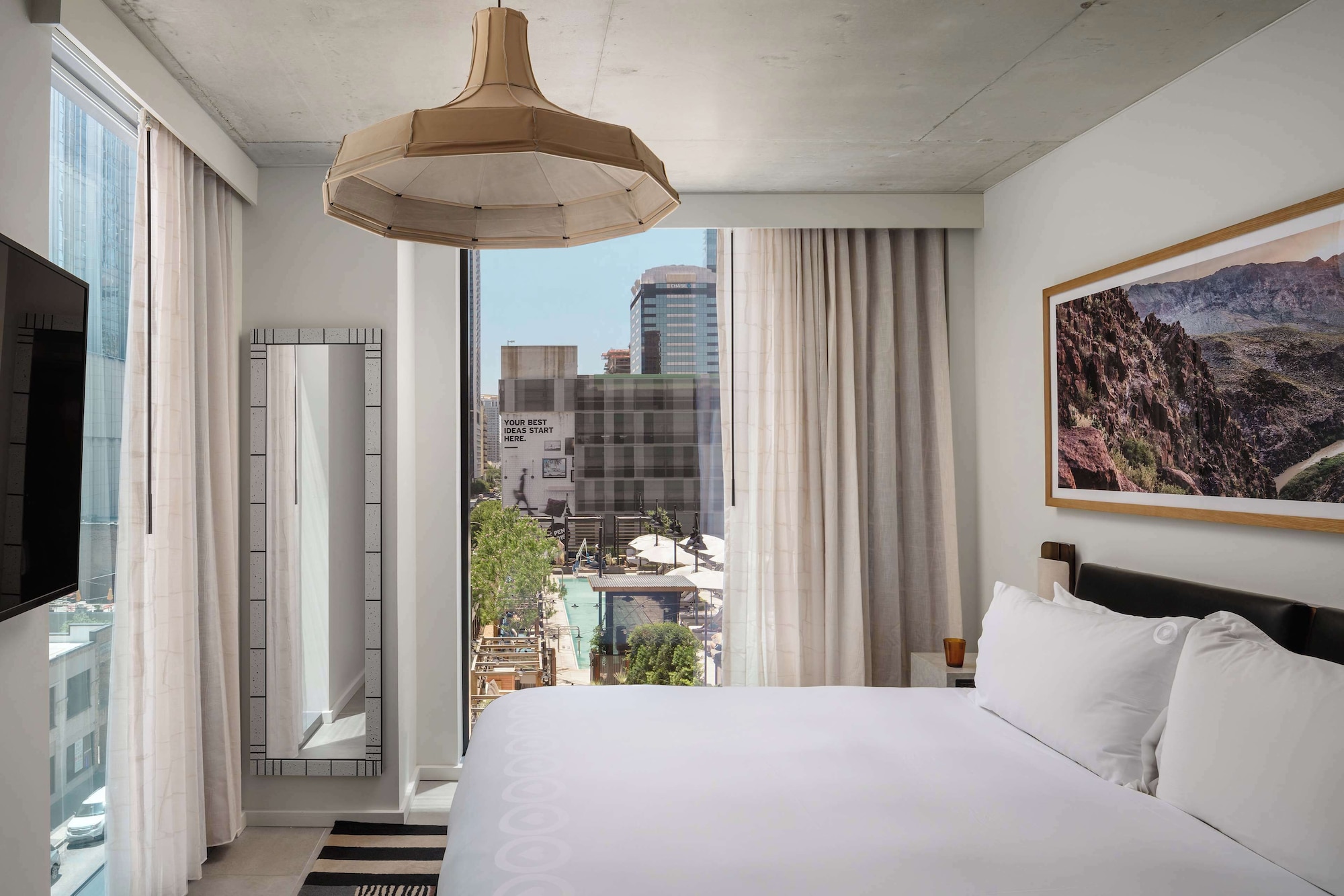 ROOM, KING BED, POOL VIEW, CORNER