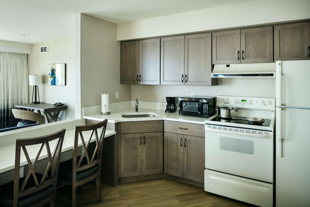 Beachfront Inn 35/39