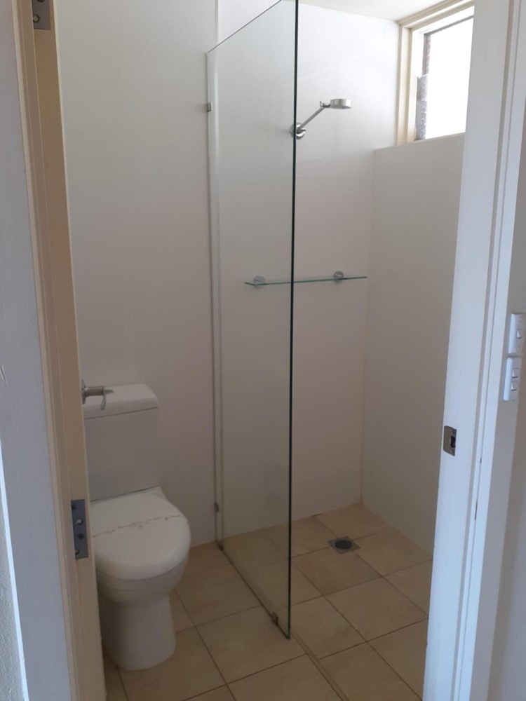 LAKE JINDABYNE HOTEL 72/75