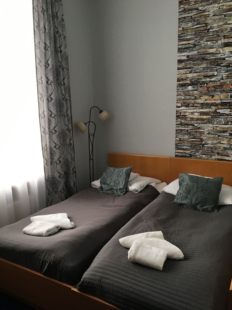 Hotel Bella 12/71