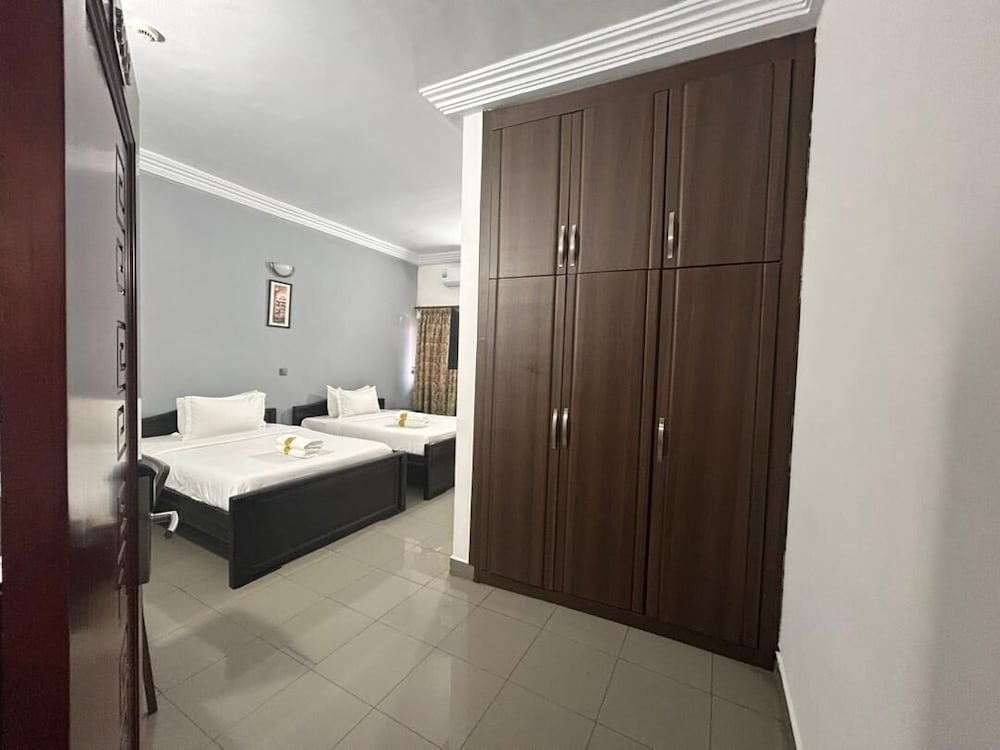 MJ Grand Hotel 47/49
