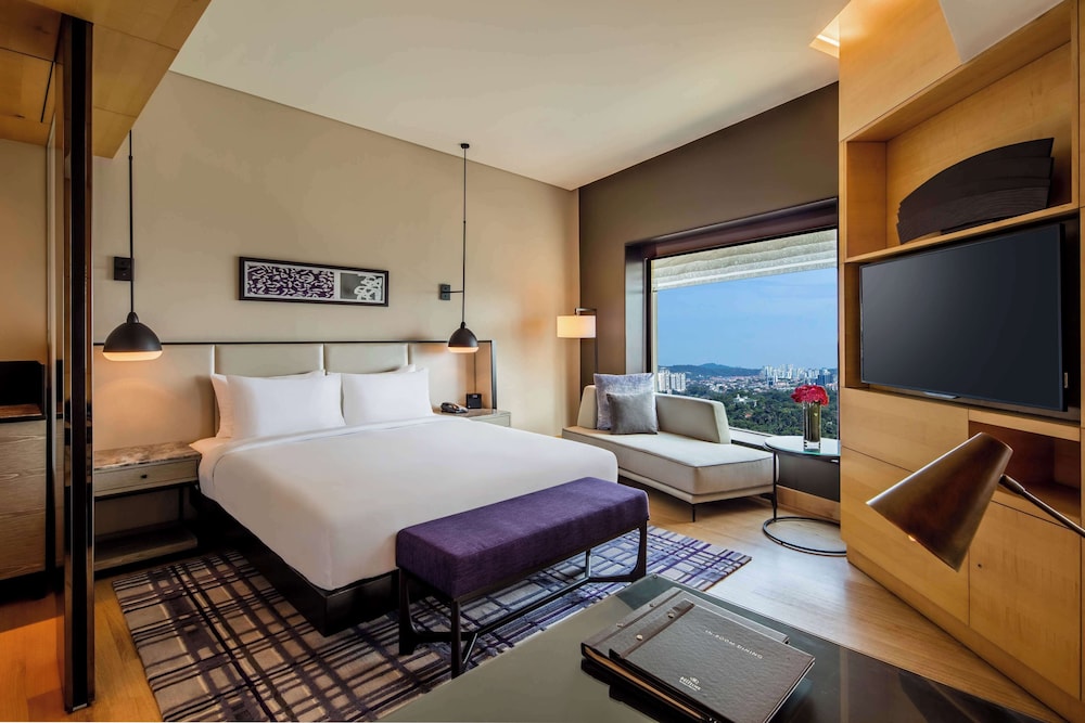 Deluxe, King Bed, Lake View, Hilton Kuala Lumpur 6/8