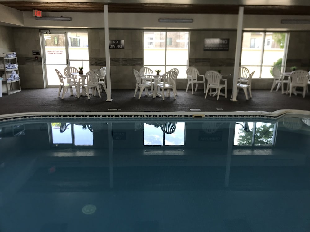 Expressway Suites Bismarck 6/65