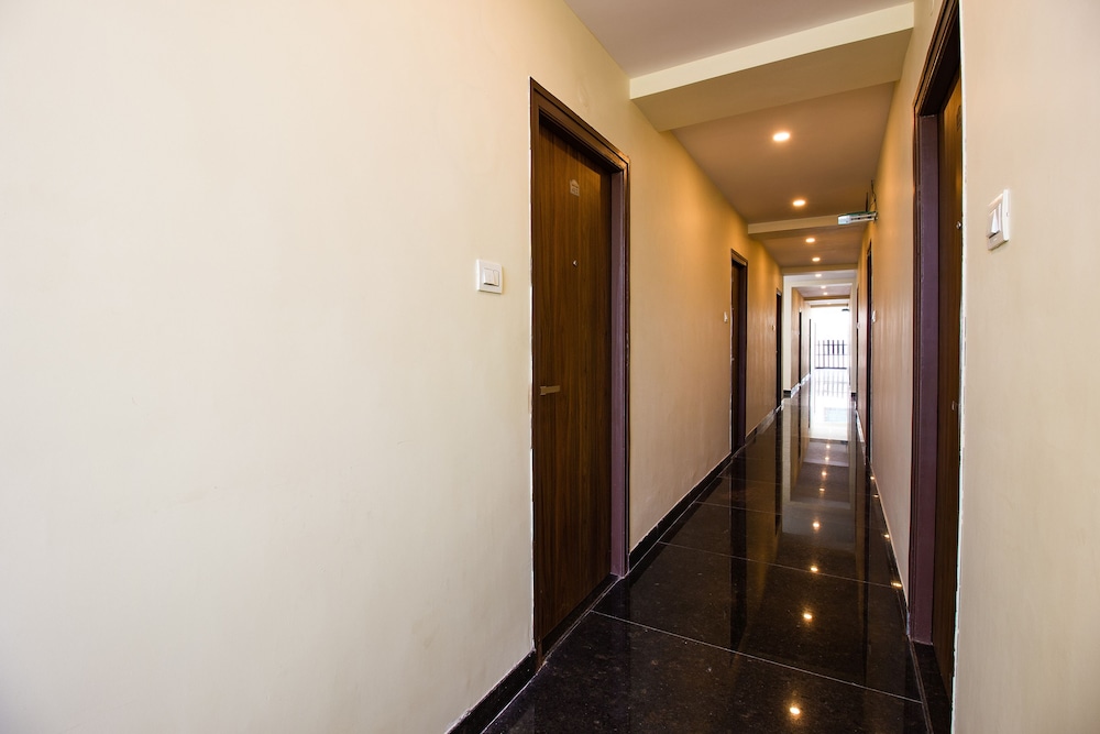 OYO 28637 Gokul Grand 15/27