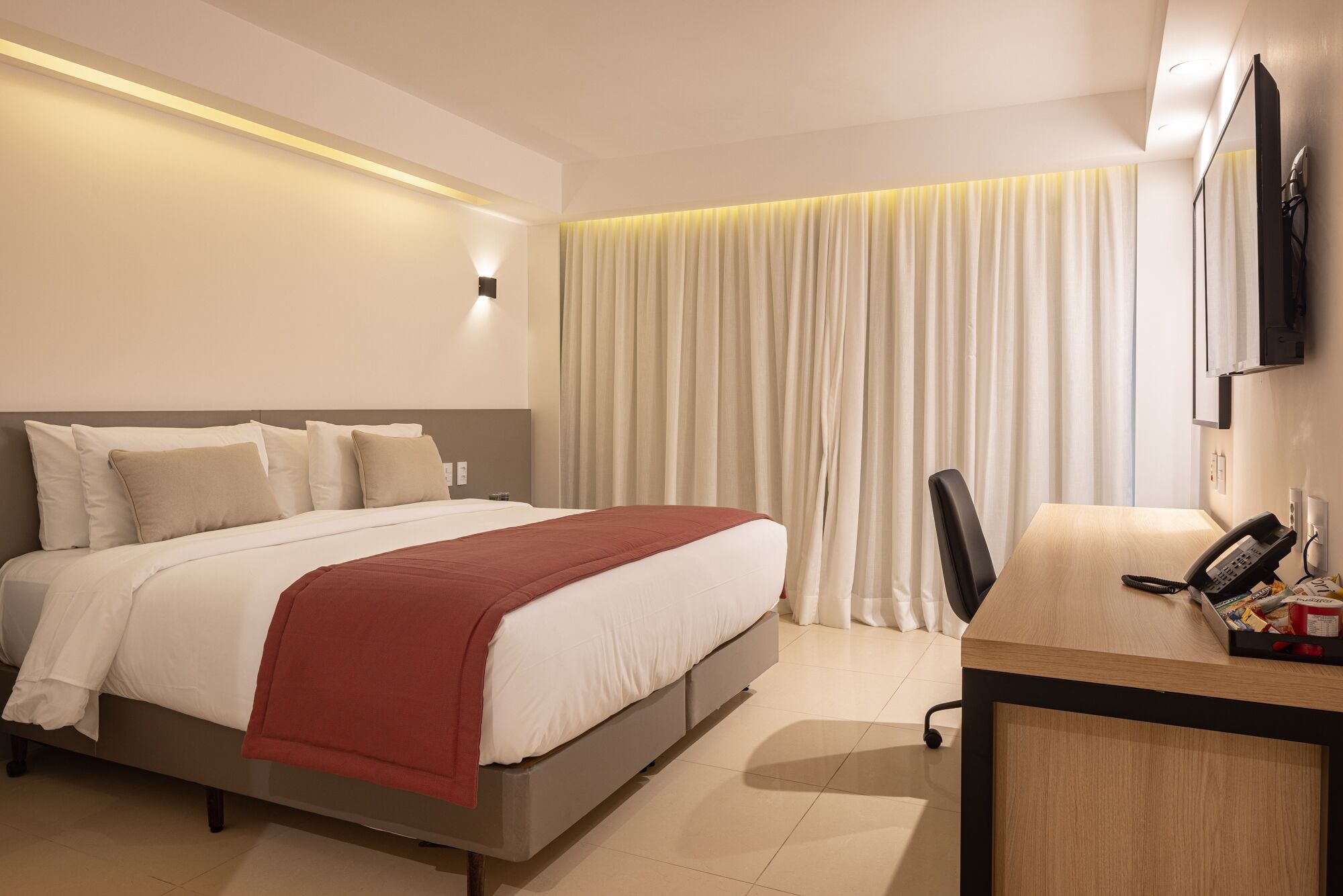 ROOM, QUEEN BED