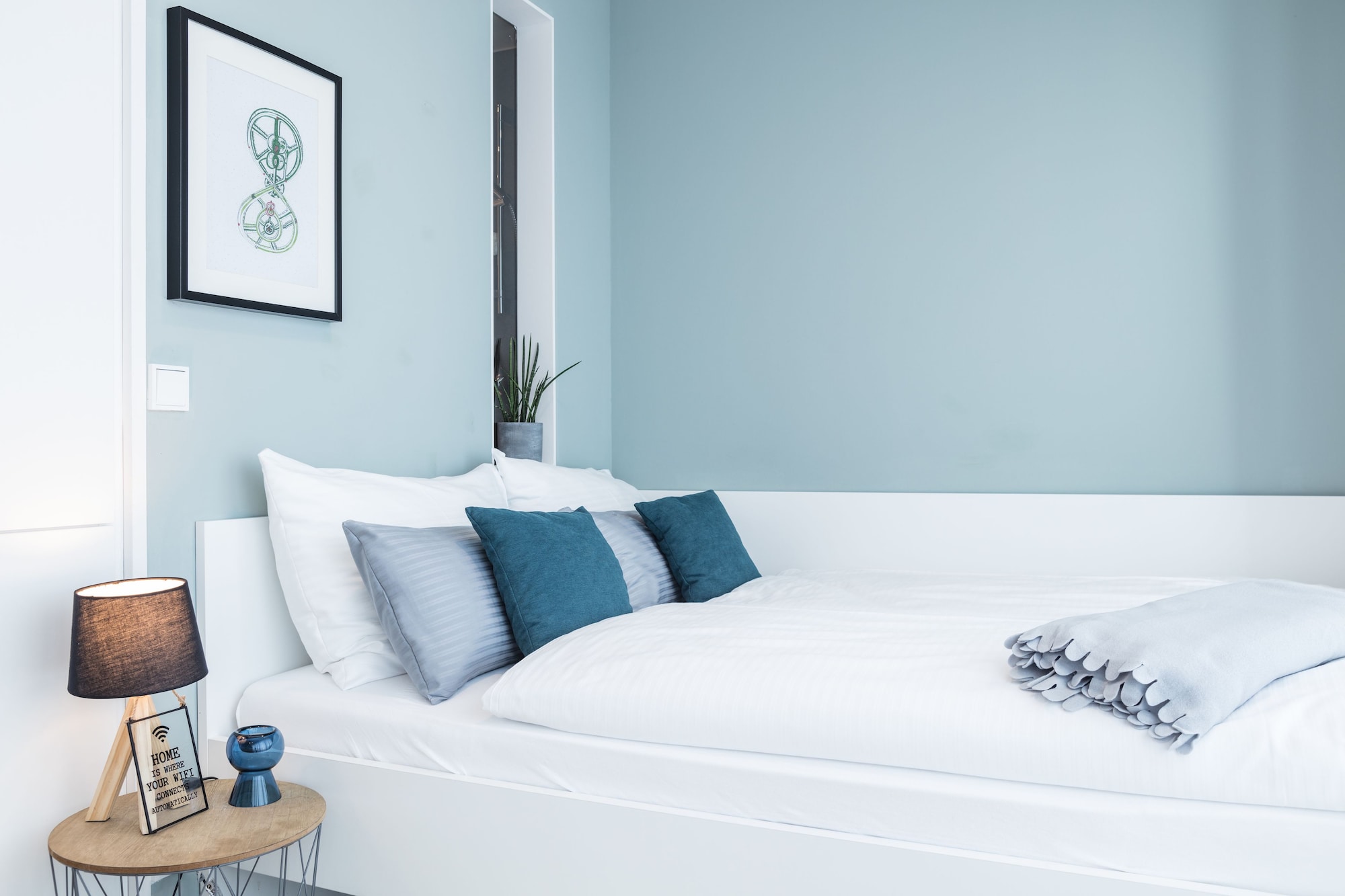 EXECUTIVE, QUEEN BED, KITCHENETTE