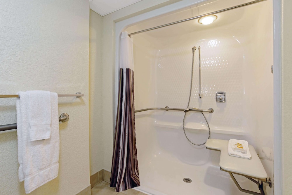 La Quinta Inn & Suites by Wyndham Boston Somerville 14/52
