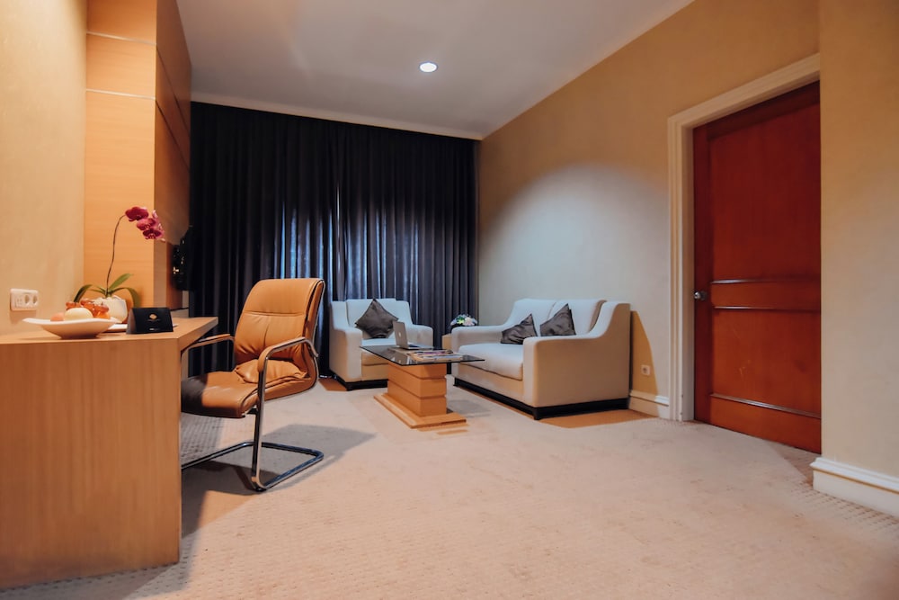 Surabaya Suites Hotel Powered by Archipelago 40/66