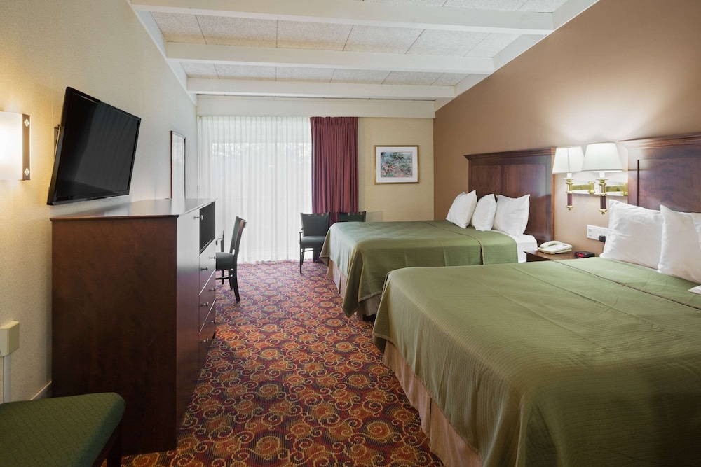 Howard Johnson by Wyndham Toms River 15/41