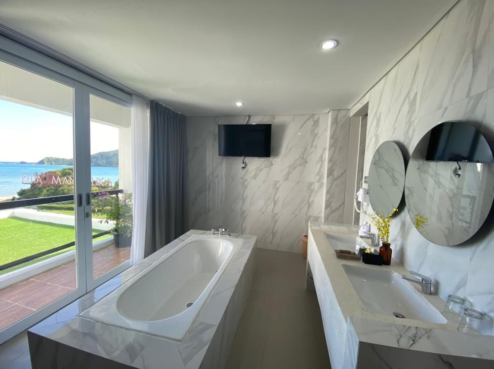 Raja Hotel Kuta Mandalika Resort & Convention 62/64