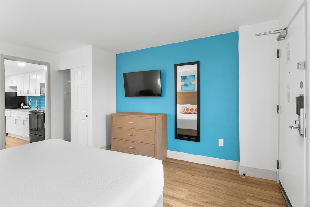 1 Bedroom, Deluxe, Suite, King Bed, Murphy Bed, Ocean Front