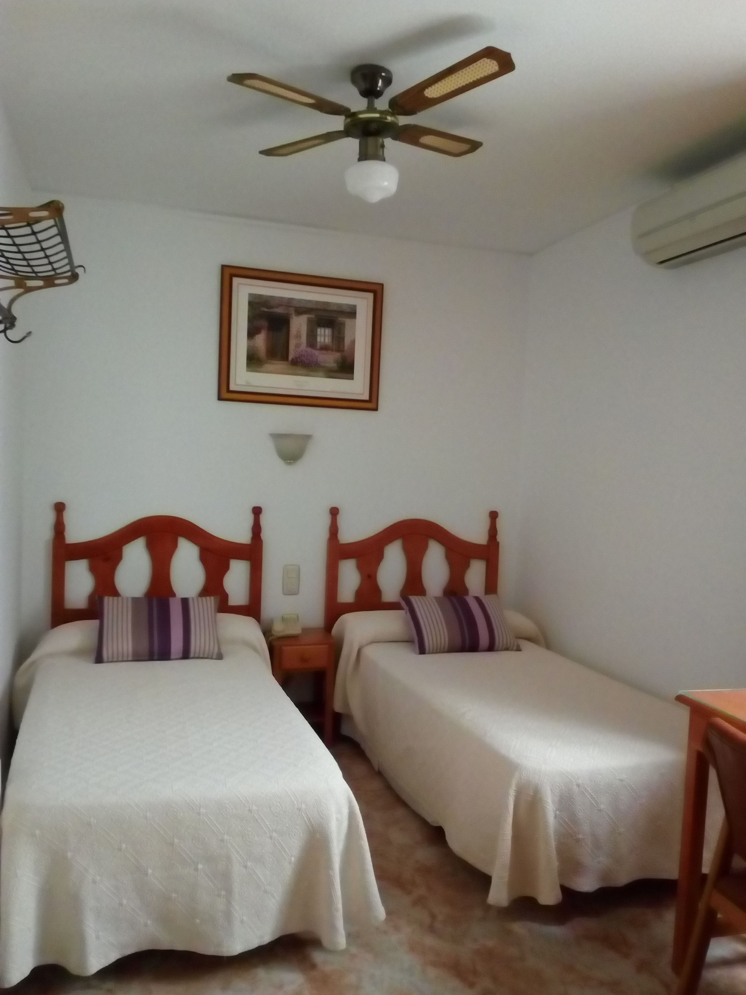 ROOM, DOUBLE OR TWIN BED