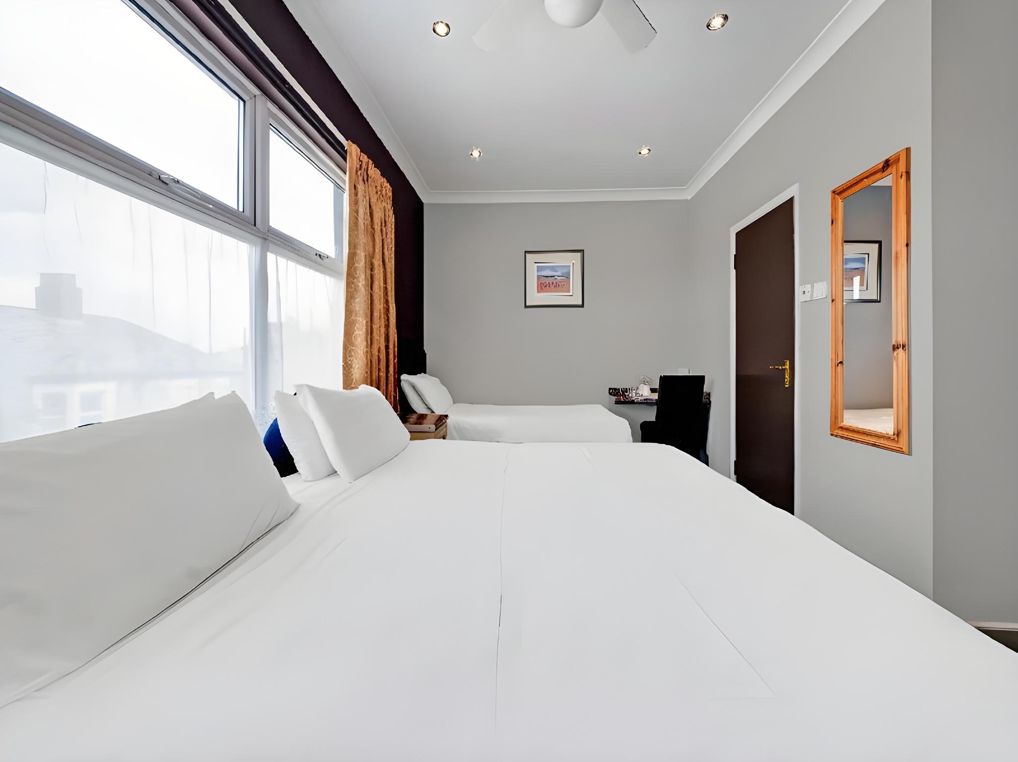 غرفة عائلية بسرير مزدوج وسرير فردي مع أريكة، OYO Bostons Manor Hotel, Hanwell London 2/3