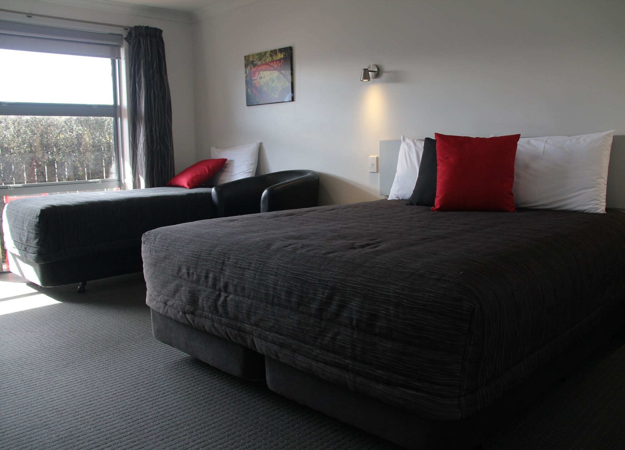 STUDIO, TWIN BEDS
