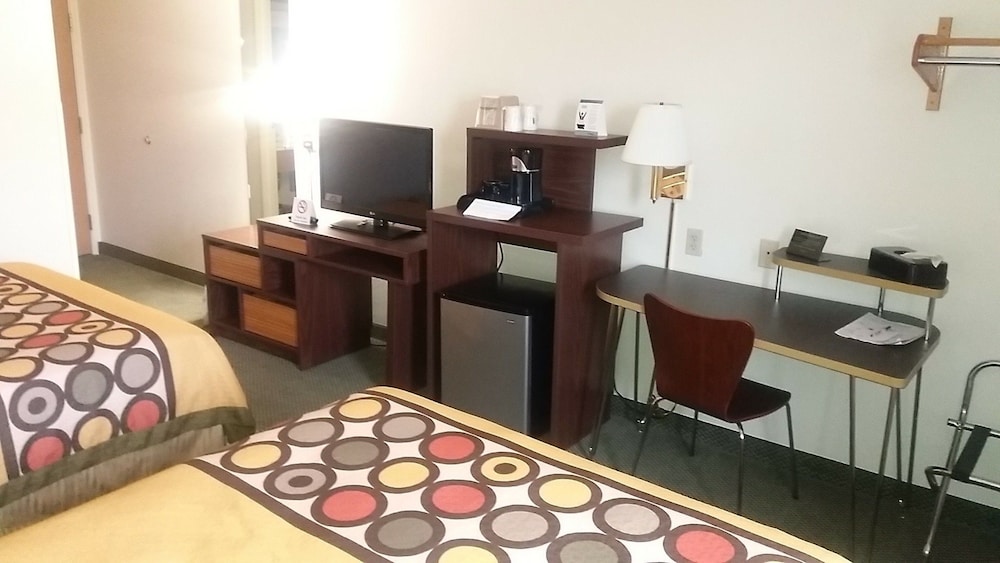 Super 8 by Wyndham West Middlesex/Sharon Area 33/42