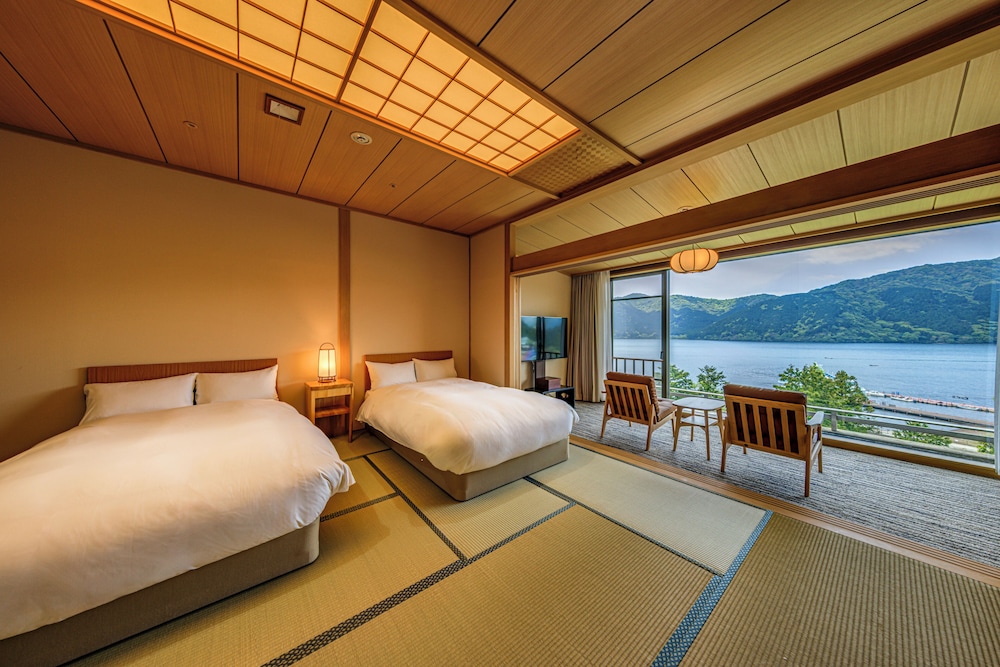 JAPANESE, TWIN BEDS, MOUNTAIN AND LAKE VIEW