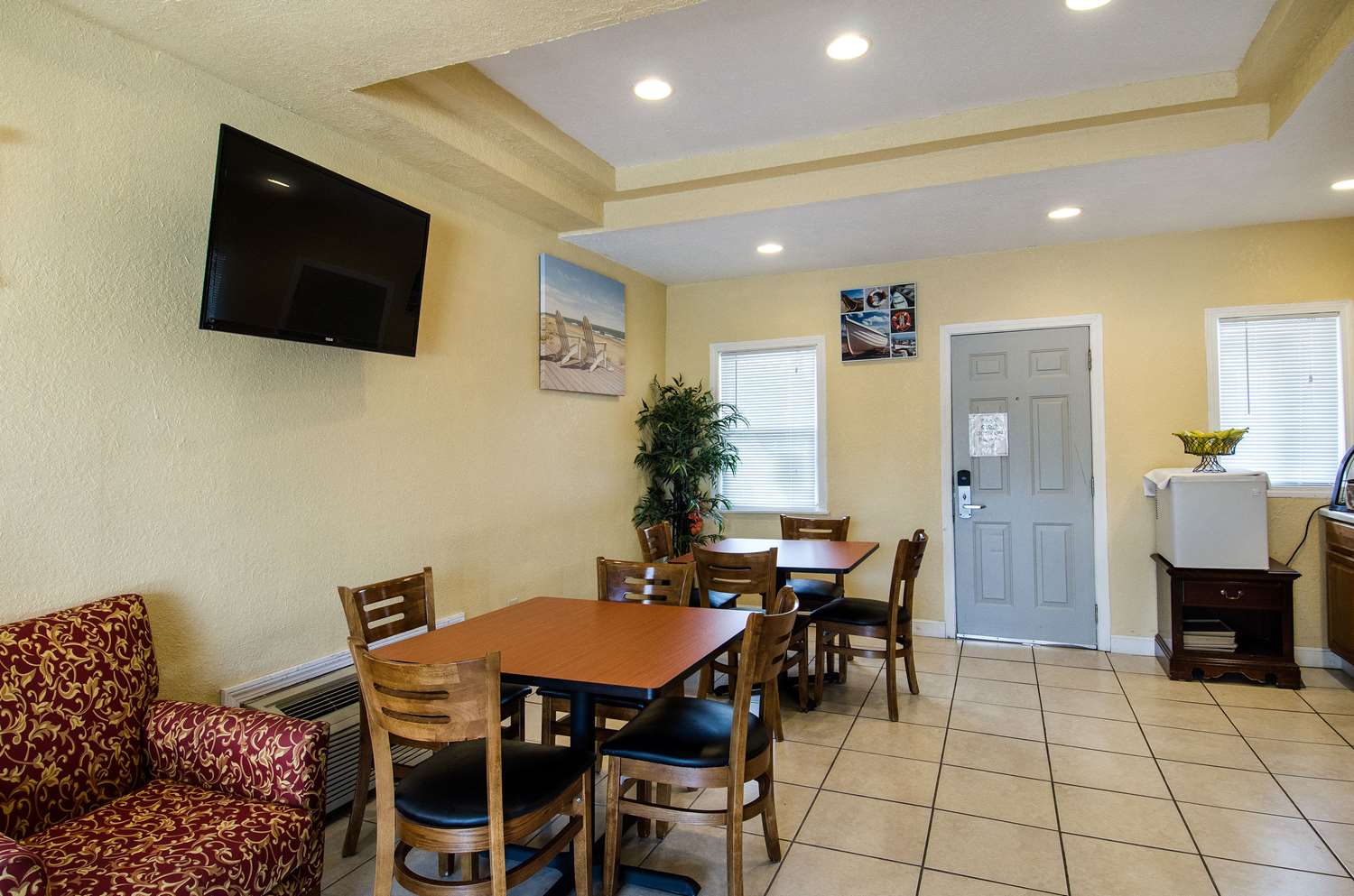 Econo Lodge West Yarmouth on Cape Cod 24/38