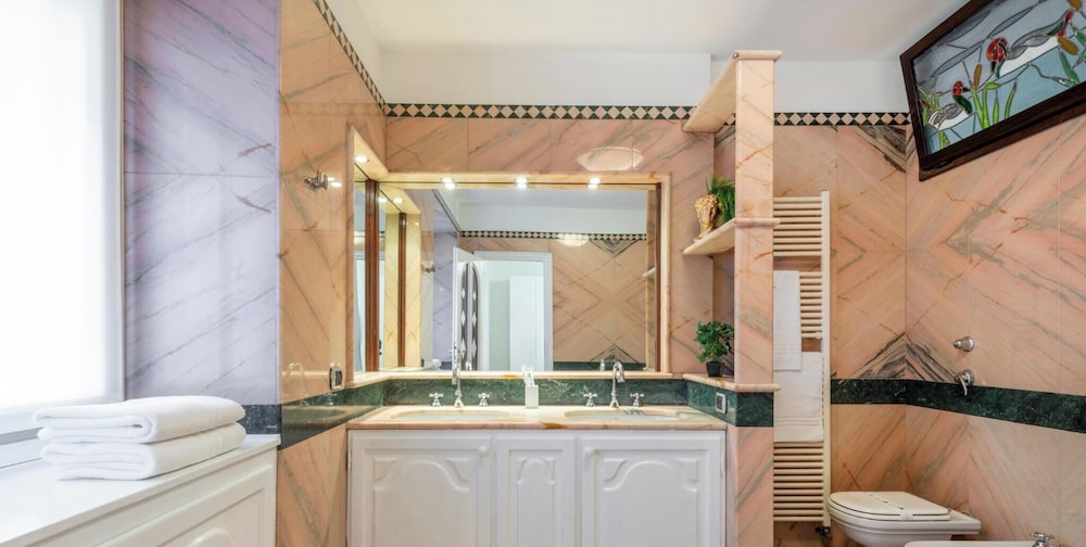 Suite, 2 Queen Beds, Sofa, Milan Royal Suites Magenta Luxury Apartments 8/10