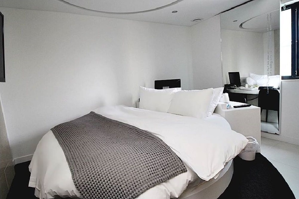 Circle Hotel Seoul 11/25