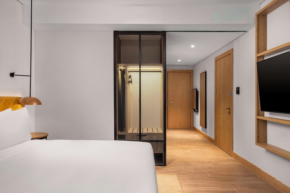 Room, King Bed, Atrium View, Accessible