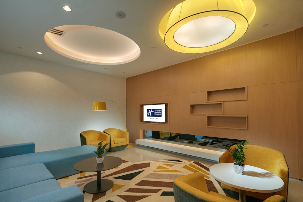 HOLIDAY INN EXPRESS LUOYANG YICHUAN 32/56
