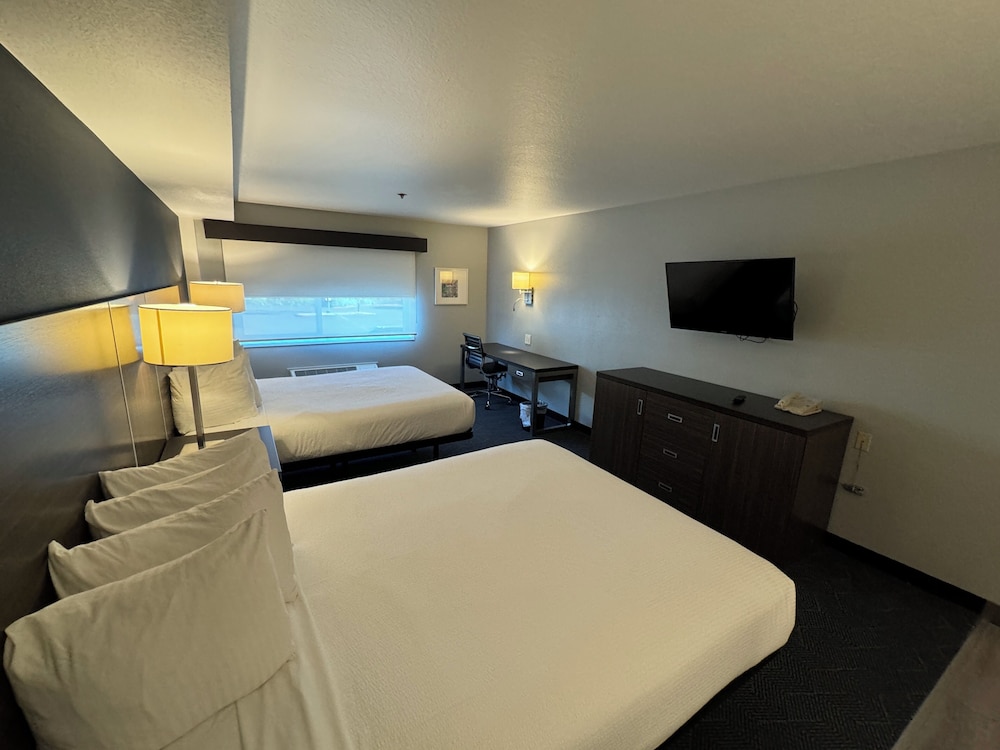 STUDIO, 2 QUEEN BEDS