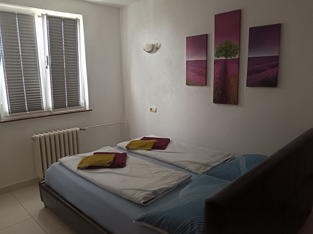 APARTMENTS MORETA 7/50