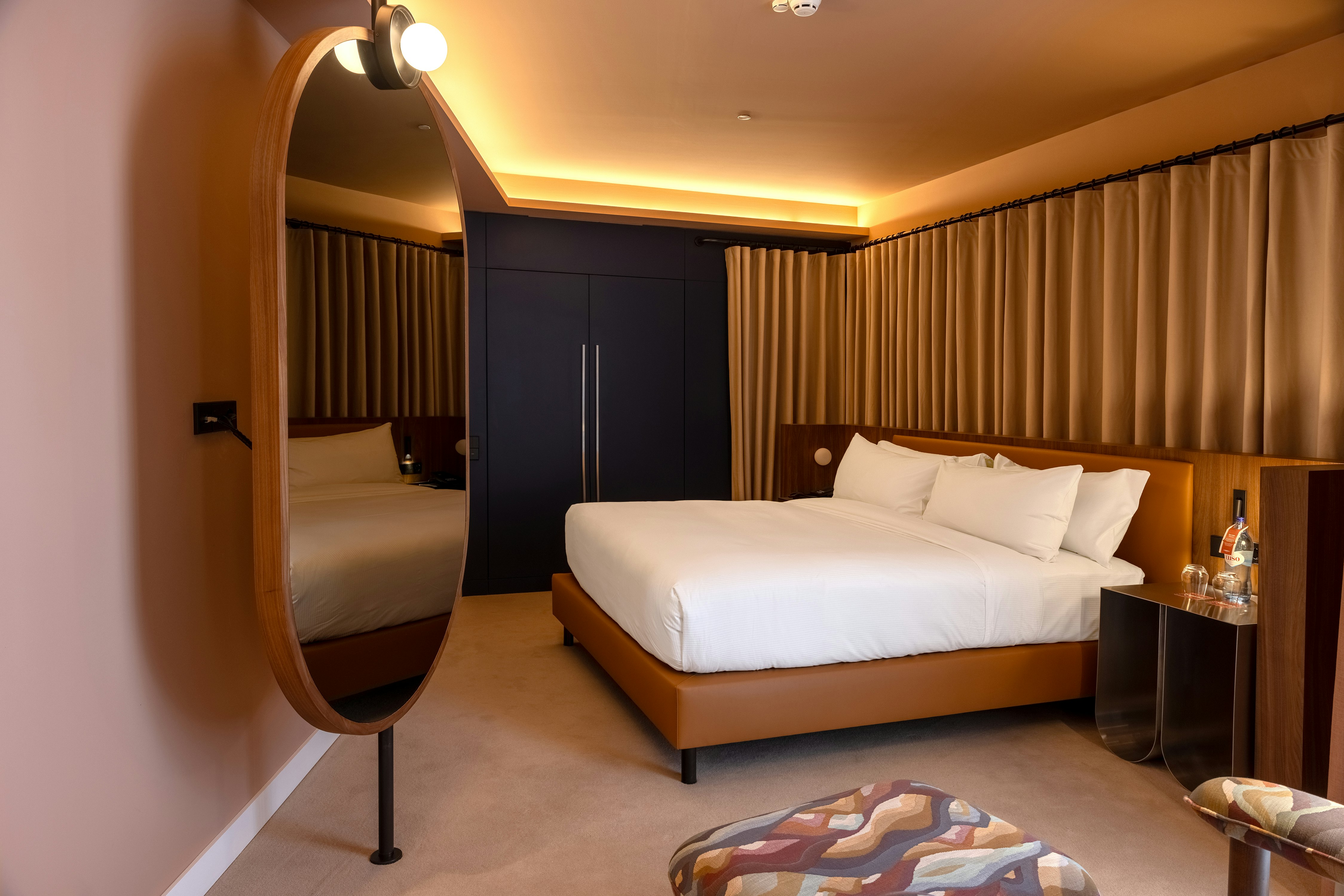 JUNIOR SUITE, KING BED