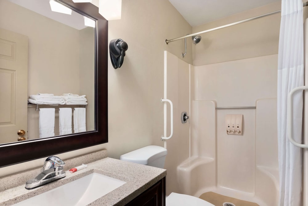Days Inn & Suites by Wyndham Sikeston 50/51