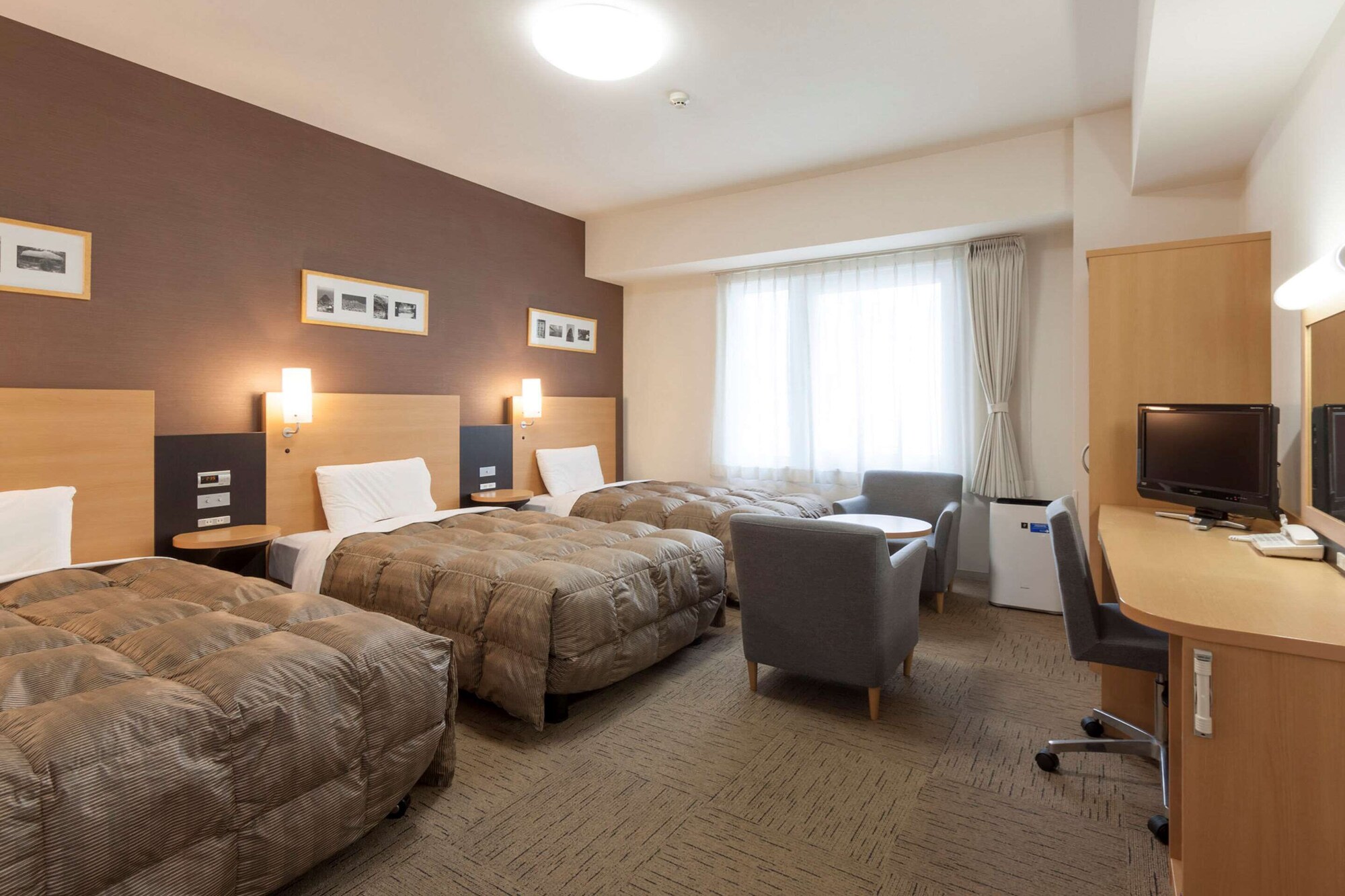 ROOM, 3 BEDS
