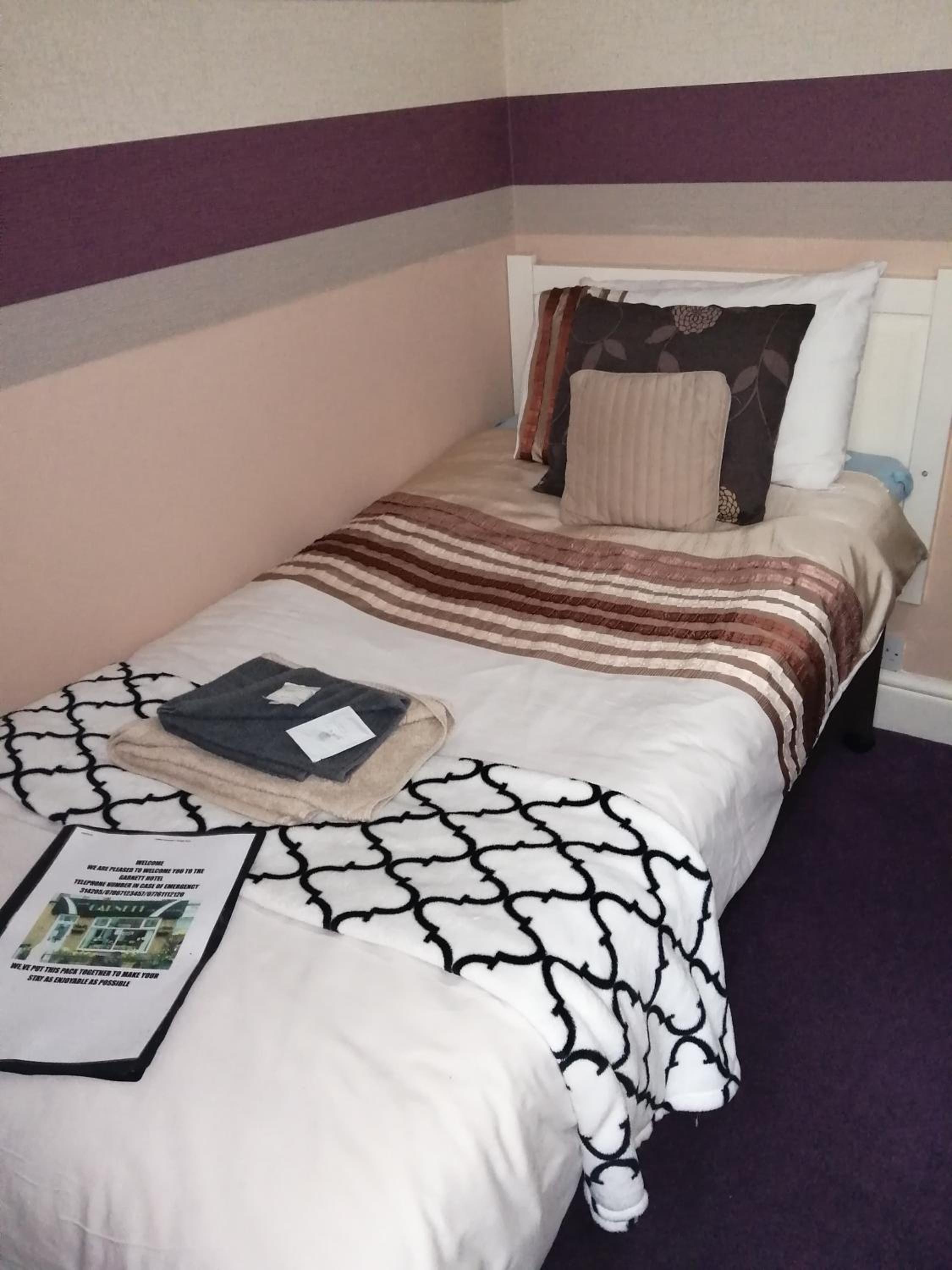 ROOM, SINGLE, SHARED BATHROOM