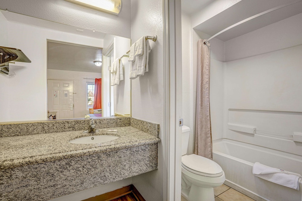 غرفة قياسية بسريرين مزدوجين للمدخنين، Motel6 Marysville, CA 4/5