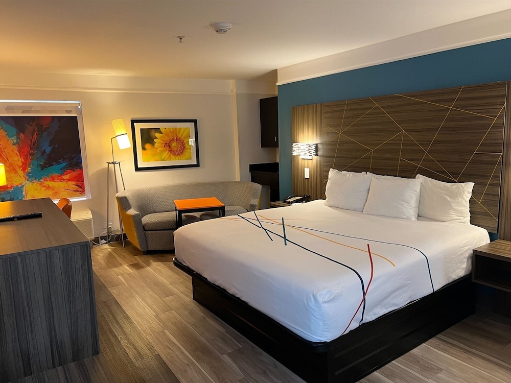 DELUXE, KING BED, ACCESSIBLE