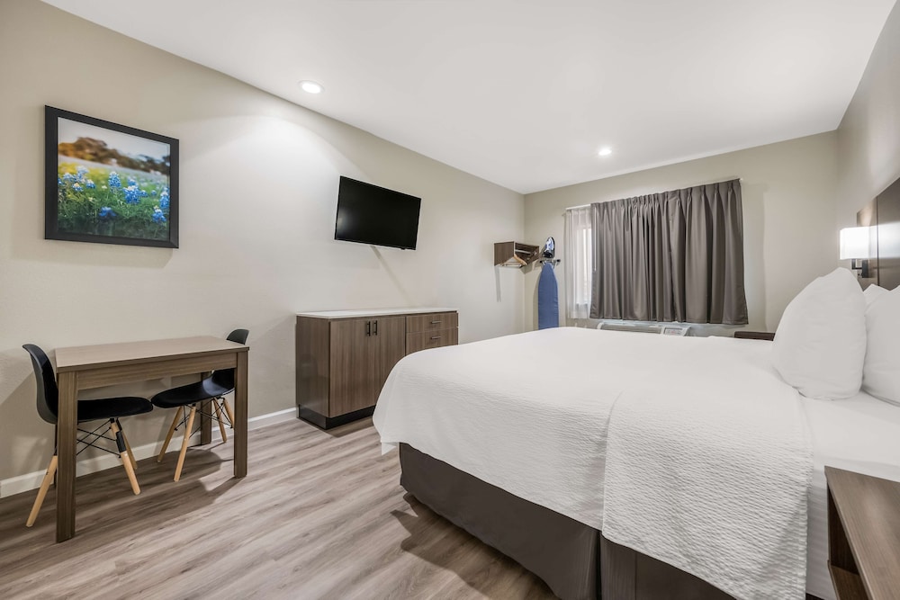 غرفة قياسية بسرير كينج بمطبخ صغير، SureStay Studio by Best Western Conroe Downtown 3/6
