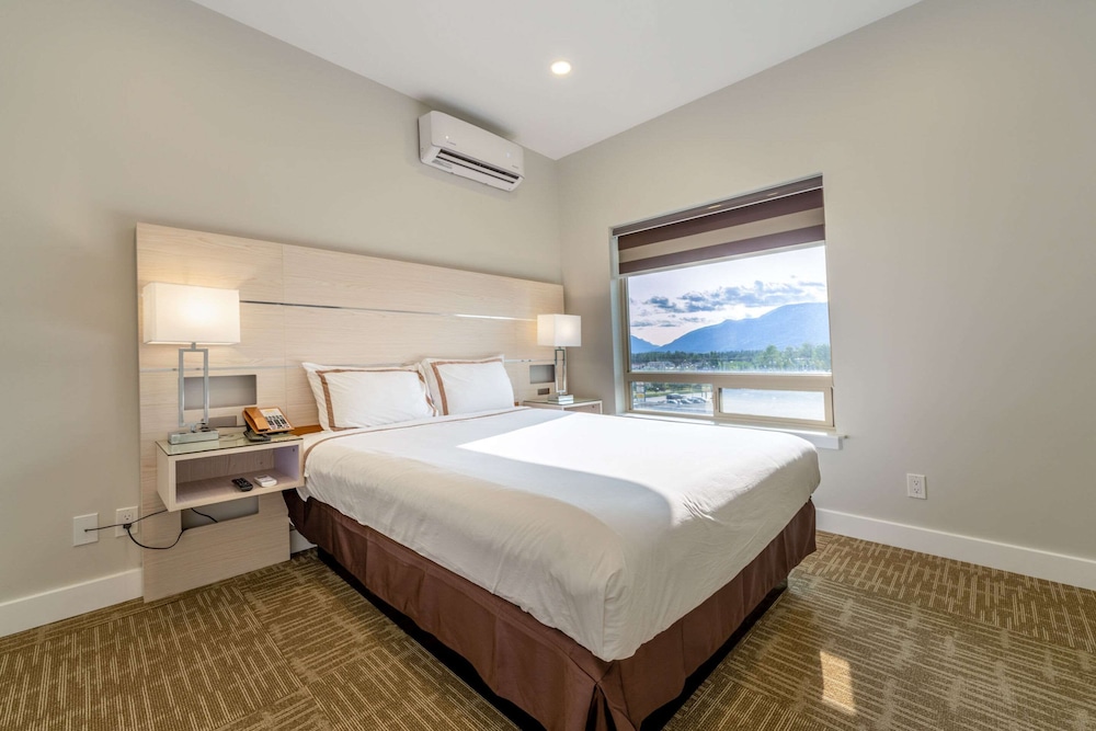 Efficiency, Suite, Queen Bed