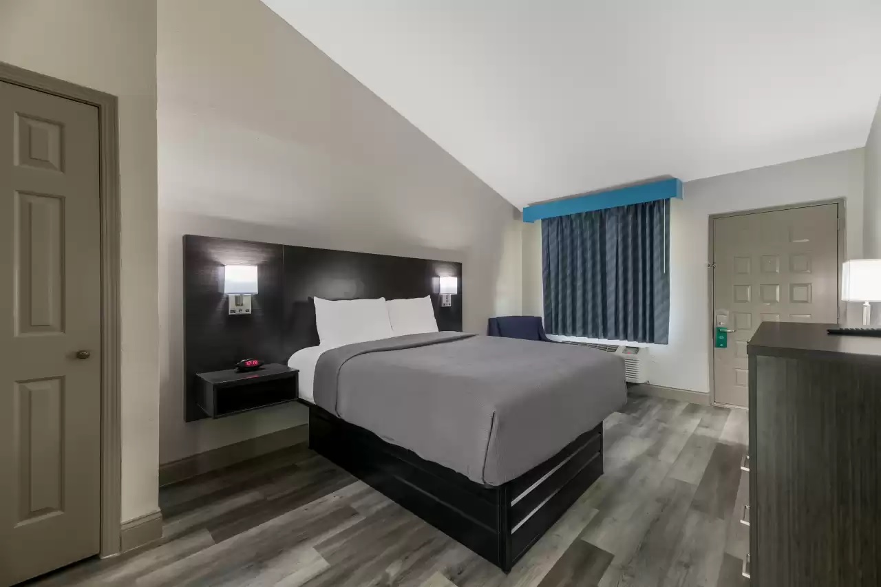 Suite, Queen Bed, Smoking
