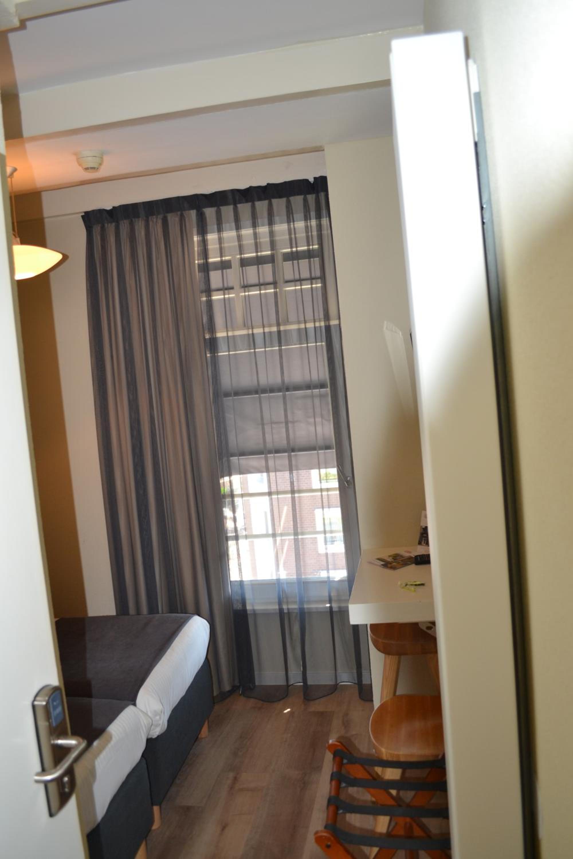 ROOM, TWIN BEDS, SMALL