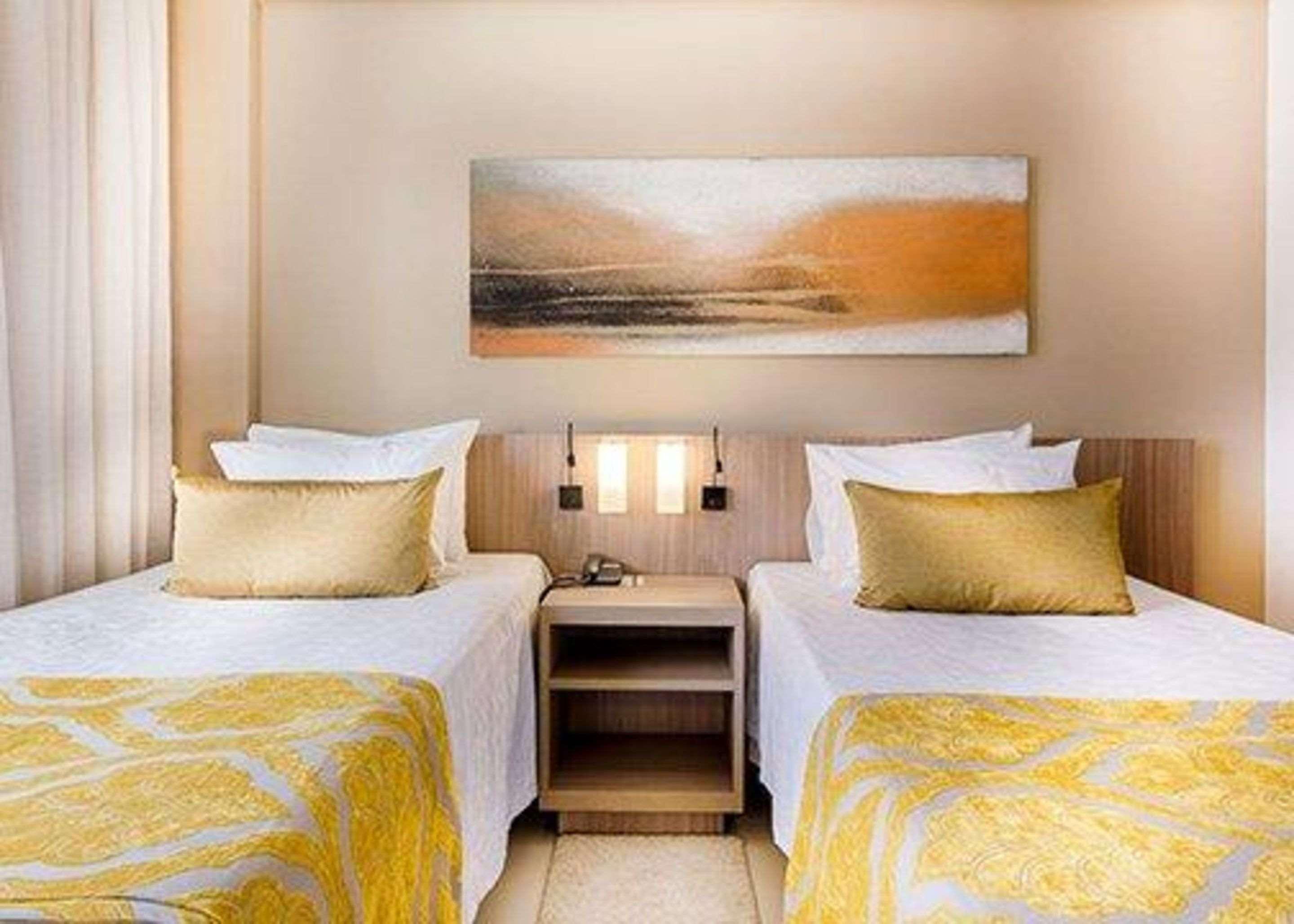 ROOM, TWIN BEDS