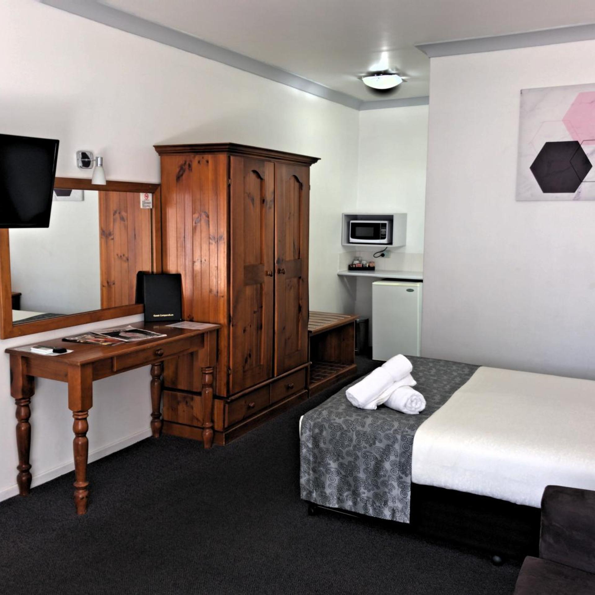 NEW ENGLAND MOTOR INN 21/40